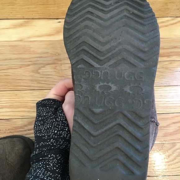 UGG Short Brown Boots - Picture 3 of 8